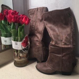 Fergalicious  boots size 10 taupe